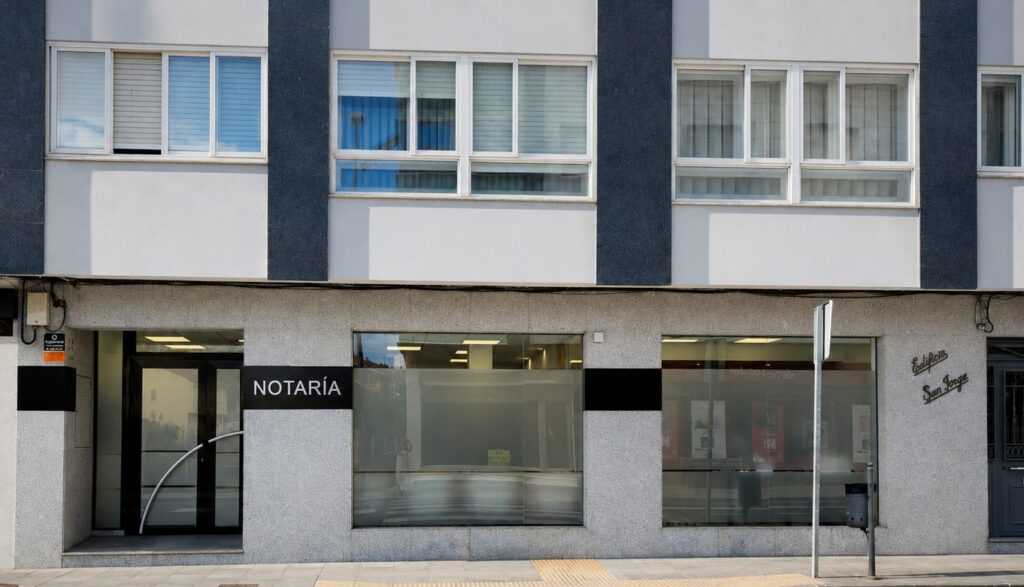 Fachada de la Notaría de Outes en la Avenida Compostela